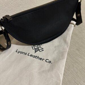 NEW UNUSED! Lyons Leather Co Biggie Bee Black Sling Bag Crossbody Crescent